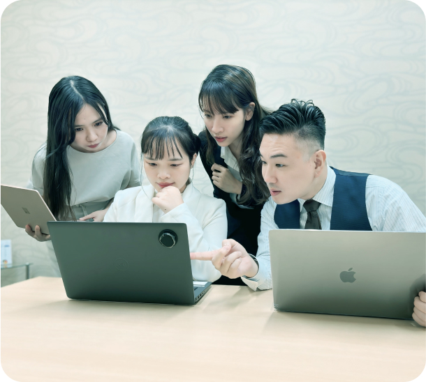 会議室で握手を交わすビジネスパーソン