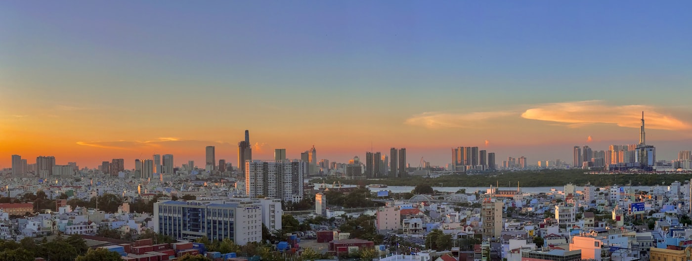 発展するベトナム・ホーチミン市街のパノラマ（夕景）